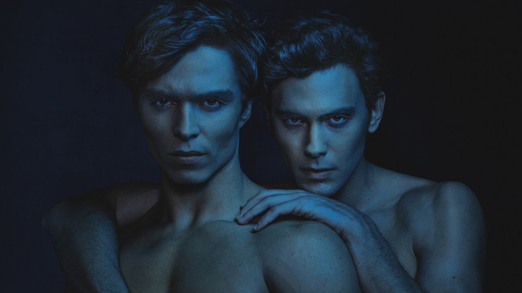 Netflix 影集推薦《怪物：梅內德斯弒親兄弟檔》：他們真的該死嗎？by 黑瓶子影評