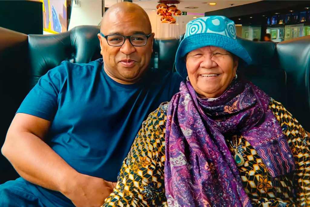 Netflix 紀錄片推薦《我被媽媽詐騙了》：媽的多重詐騙宇宙？by 黑瓶子影評