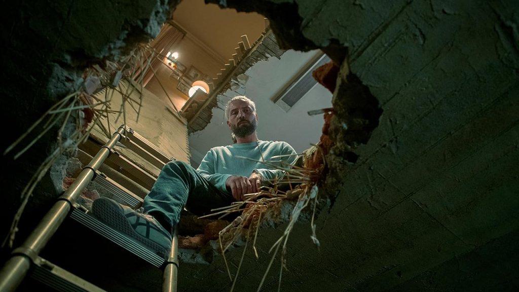 Netflix 德國懸疑電影《磚牆謎攻》（Brick）是密室逃脫題材。