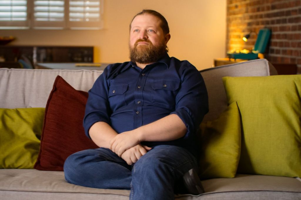 Netflix紀錄片《網戀詐騙復仇記》，展現男性受害者更難以求救。