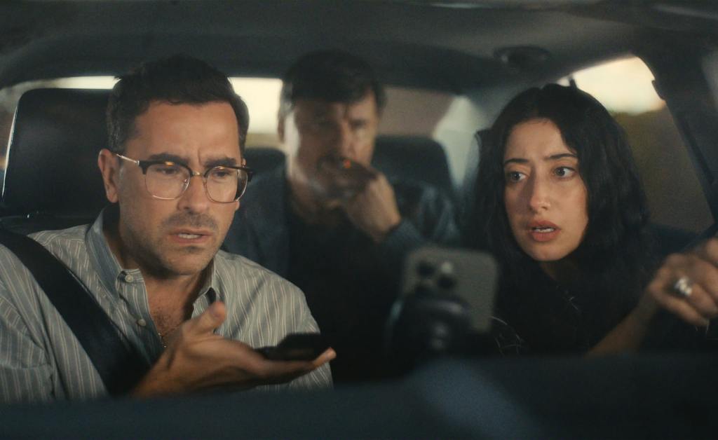 Netflix 影集《失策兄妹幫》敘述一對兄妹檔被捲入犯罪集團的陰謀裡。