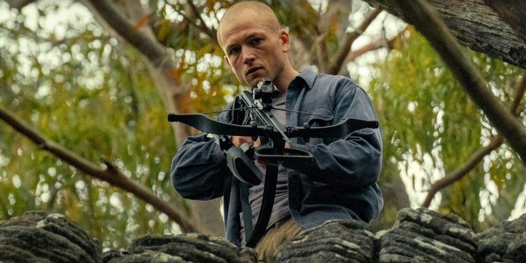 Netflix 電影《巔峰獵殺》(Apex) 中，泰隆艾奇頓飾演瘋狂又愛控制局面的獵人。