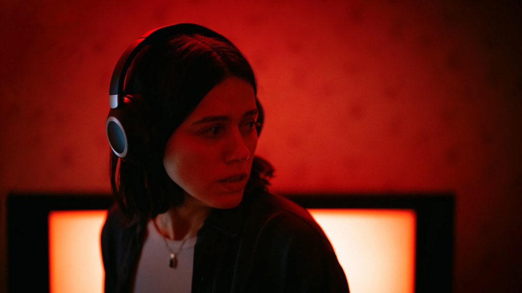 A24 電影《暗調》(Undertone) 透過聲音，放大內心恐懼。