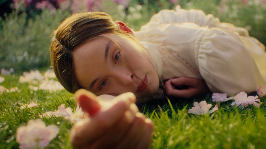 Netflix 影集《怪物:麗茲波頓的故事》中,Ella Beatty 飾演知名的 Lizzie Borden。
