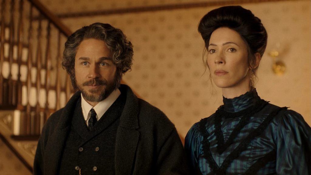Netflix 影集《怪物:麗茲波頓的故事》找來 Charlie Hunnam 及 Rebecca Hall 飾演女主角父親和繼母。