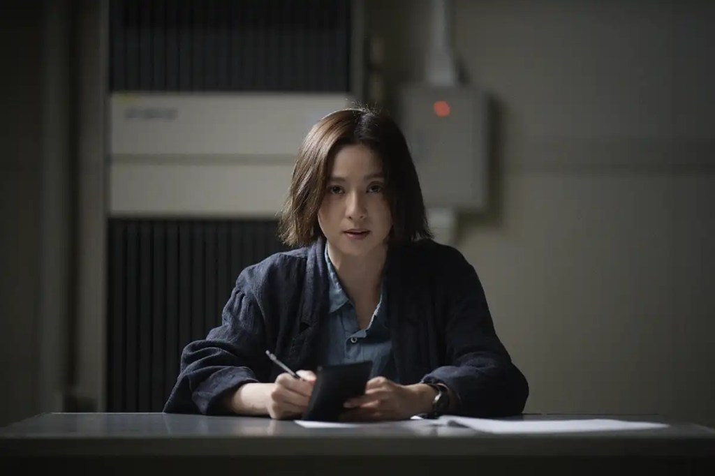 Netflix 日劇《災》ˋ中,中村杏飾演鍥而不捨查案的神奈川刑警。