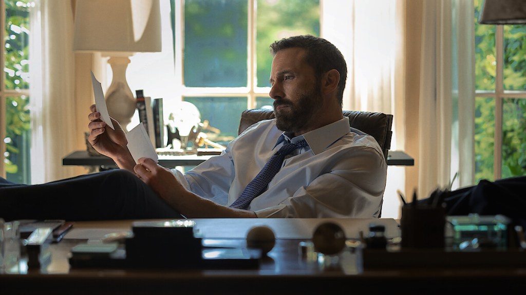 Netflix 電影《人性本獸》（Animals）裡，班·艾佛列克飾演一名深陷各種焦慮的市長候選人。